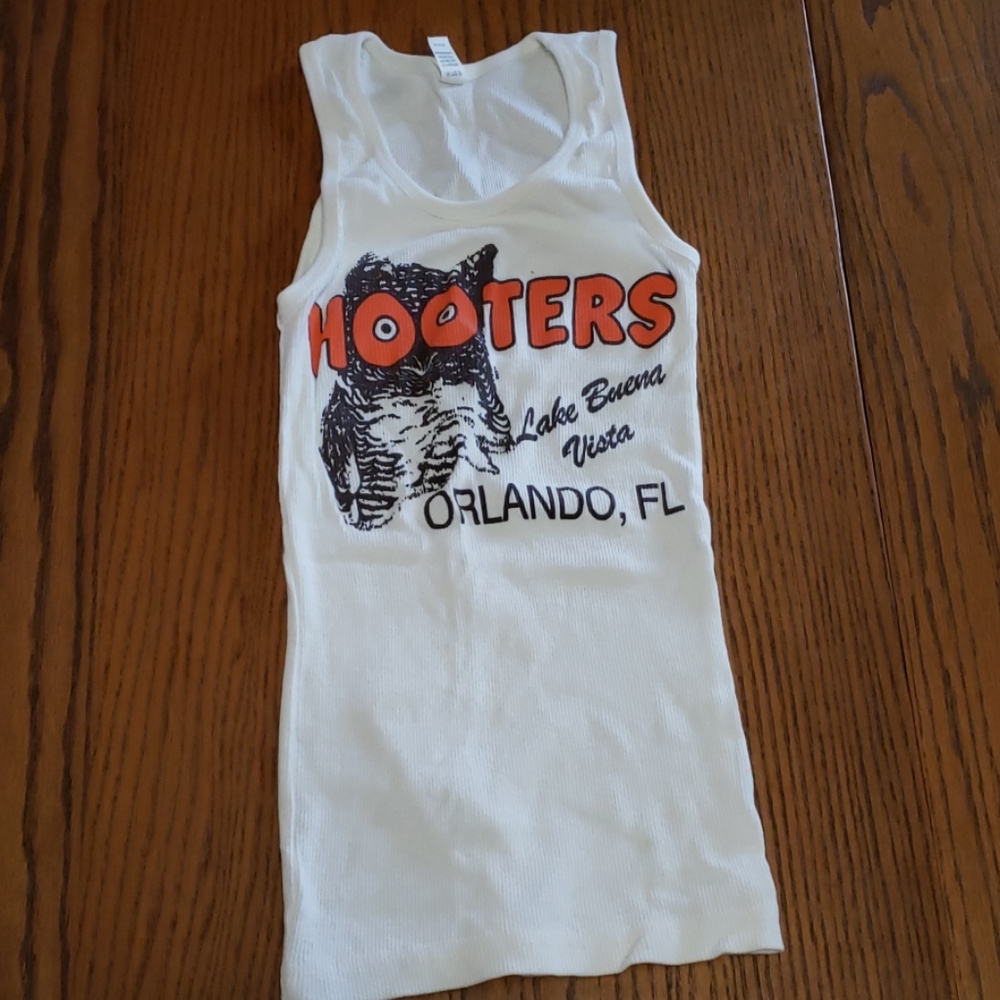 Hooters tank top